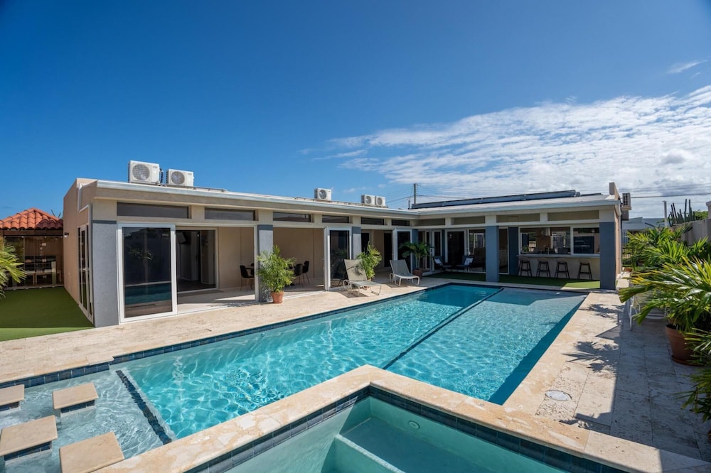 Villa Blue Topaz - Oasis With Pool Hot tub Sauna