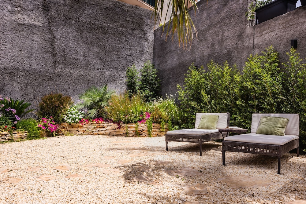 Leone Apartment With Garden by Wonderful Italy