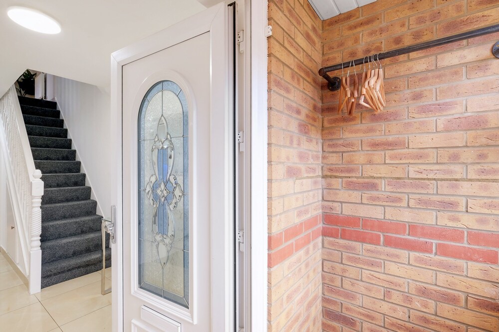 Isher 3 Bedroom 2 Bath Hse with Parking