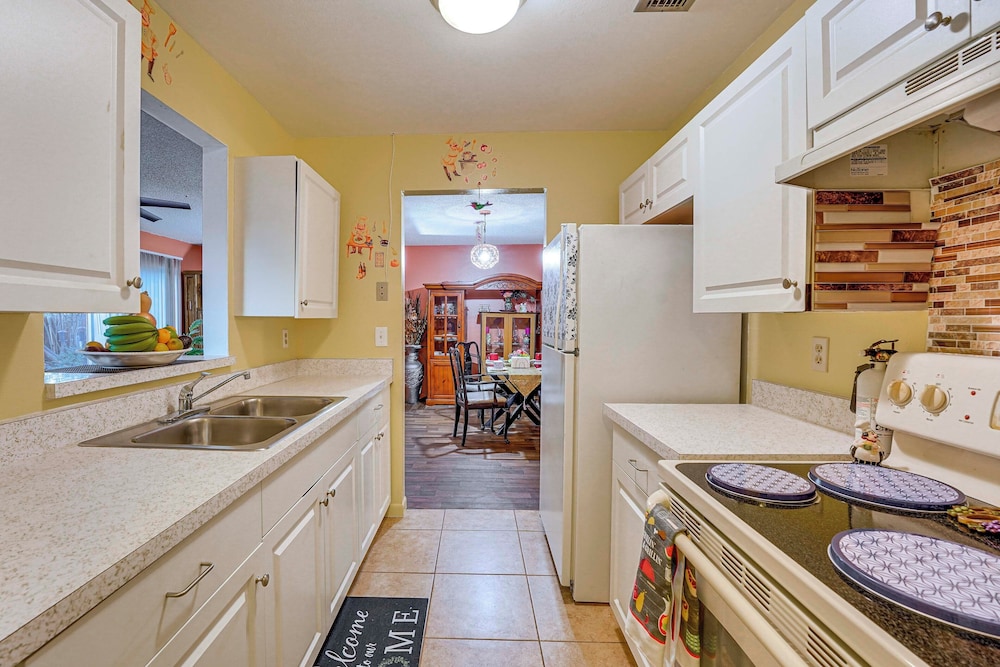 Pet-friendly Horse Capital Hub w/ Patio & Yard
