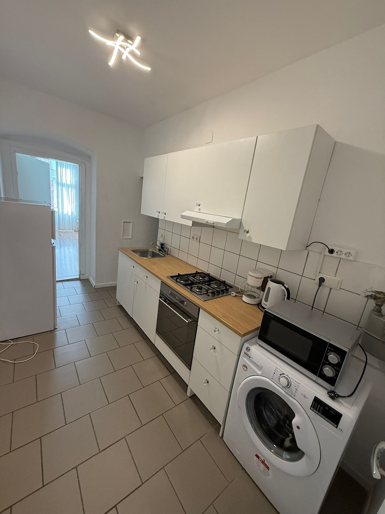 Modern 2BR Apt Steps from Westbahnhof