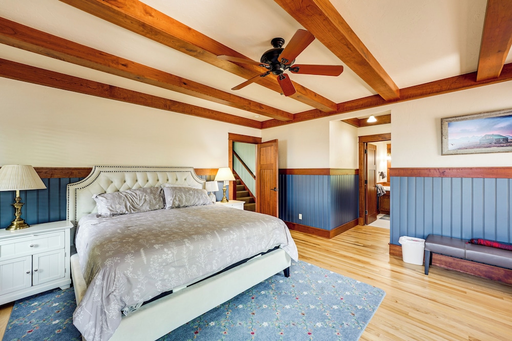 Hamlin Lake Retreat: Spacious Stay for Groups!