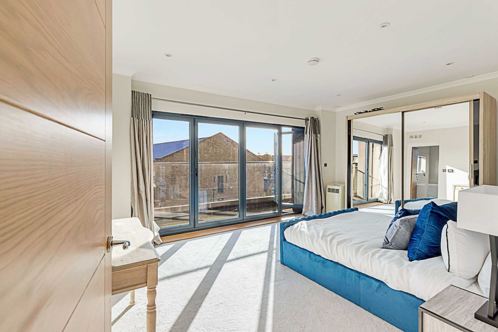 Penthouse Apartment In Brentford view 2