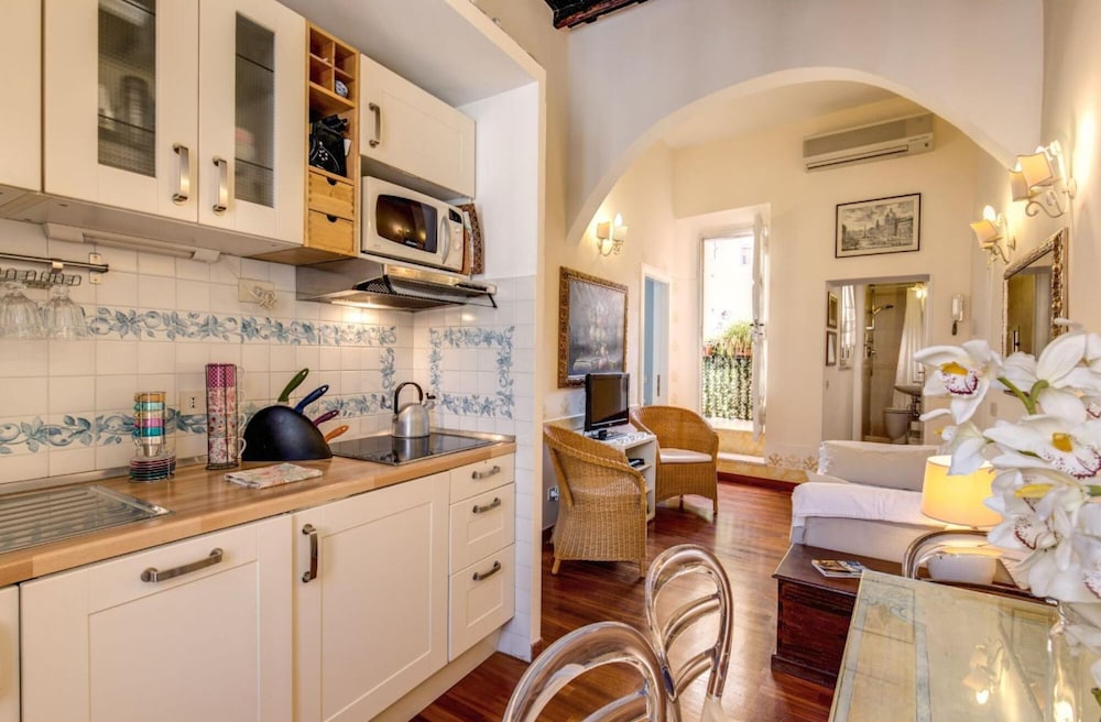Colosseum 2BR Elegance and Charm