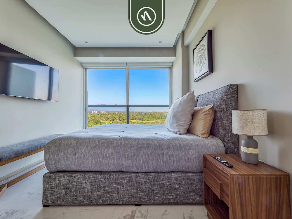 Luxury 3 BR Condo - Beach Access 1 Block Away