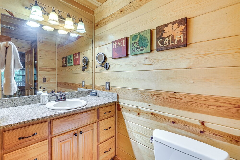 Hot Tub + Game Room: Family Retreat in Broken Bow