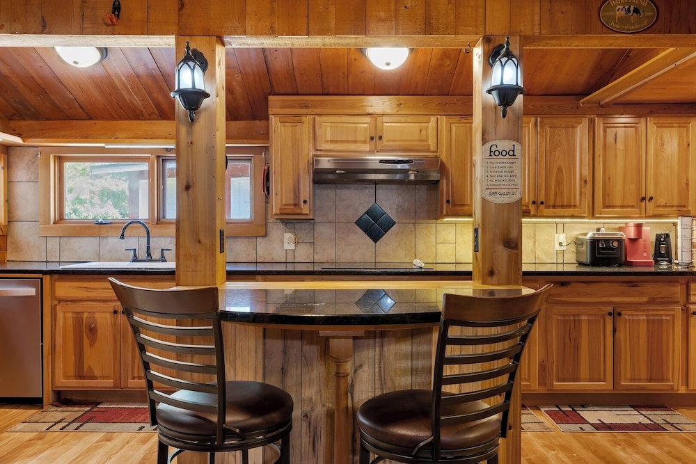 Pet-friendly 3BR Lake House Firepit + Pier