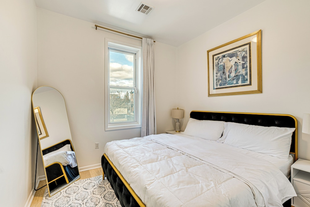 1 Mi to Prudential Center: Remote Work-ready Apt