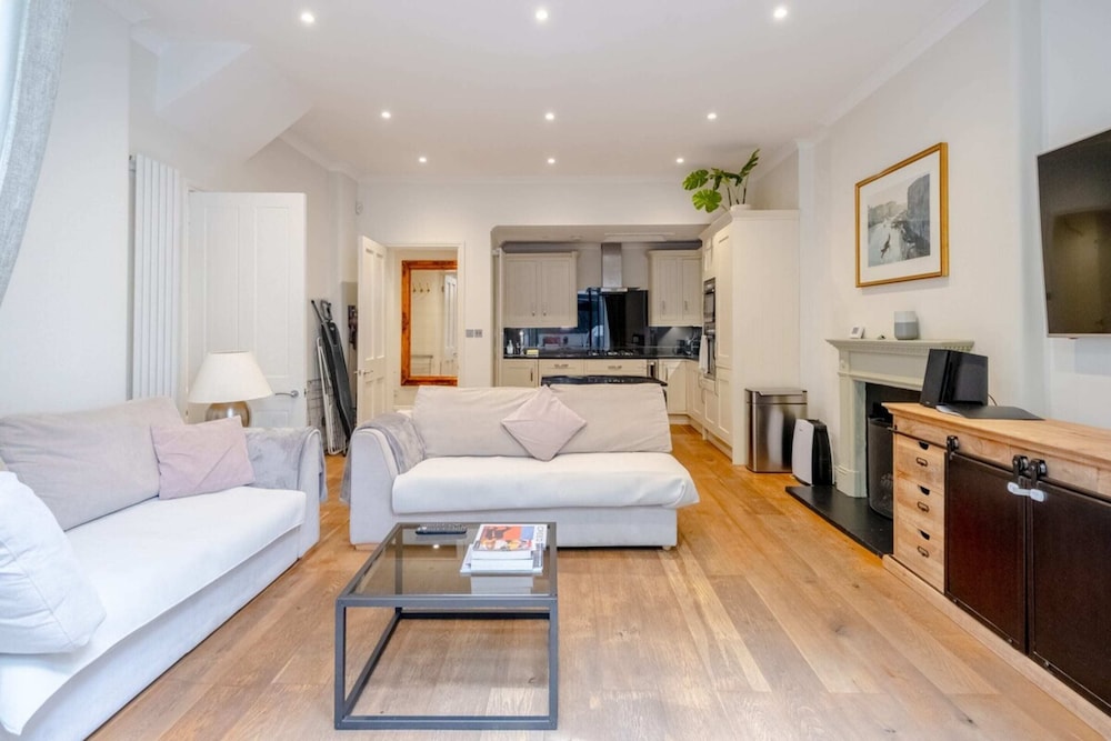 Gorgeous 2BD Flat With Patio - South Kensington!
