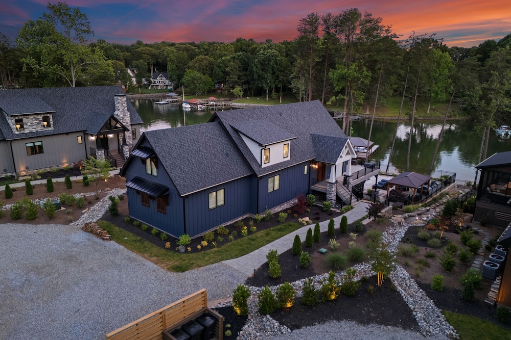 Blue Heron by Avantstay Lakefront Dock Pool Theater Sleeps 22