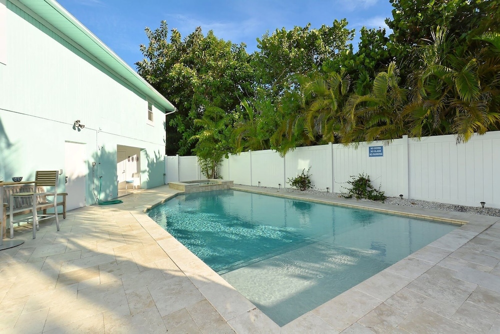 Tarpon Pointe 2 Bedroom Home by Redawning