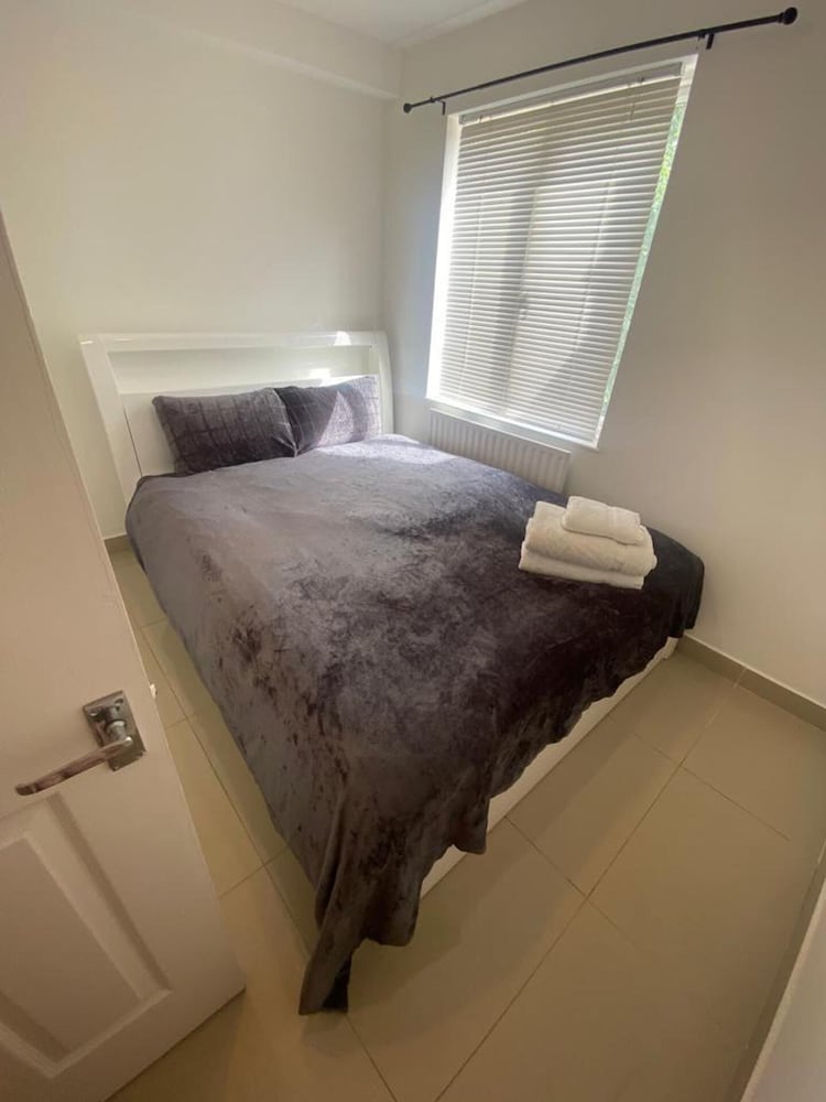 Charming 1-bed Apartment in Chigwell view 2