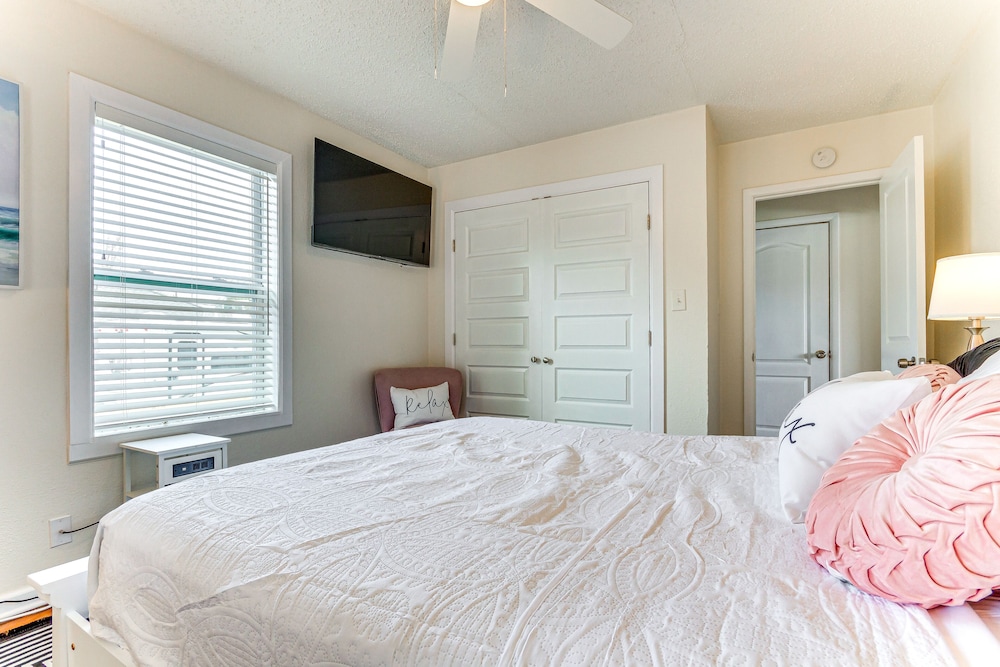 Pensacola Home w/ Covered Patio: 1 Mi to Downtown!