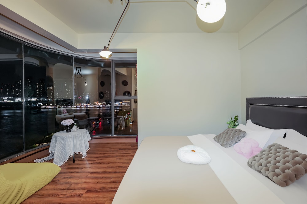 Baihong Riverview Drone Show Apartment