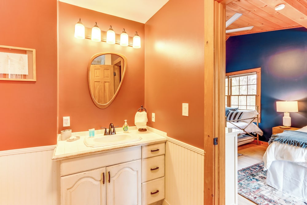Cozy Ellijay Cabin: Hot Tub, Yard, & Resort Access