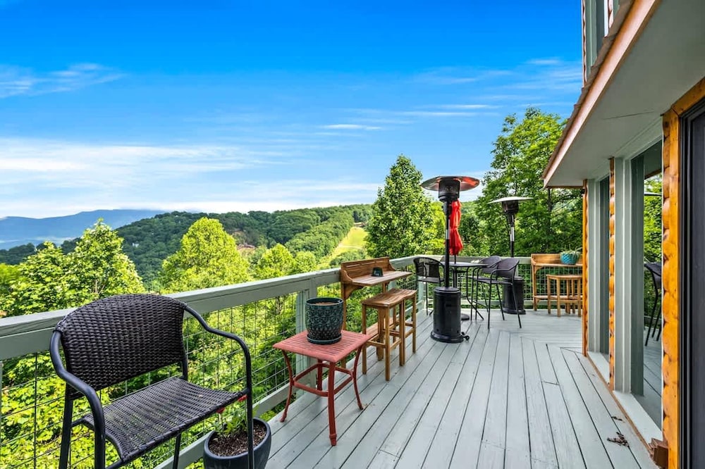 180 Views Sleeps 7 Private Hot Tub Full Kitchen