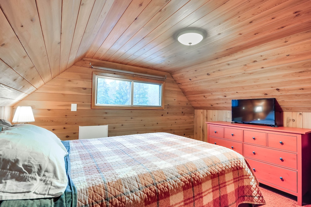 Inviting Mt Hood Cabin w/ Porch: 1 Mi to Skibowl! view 2