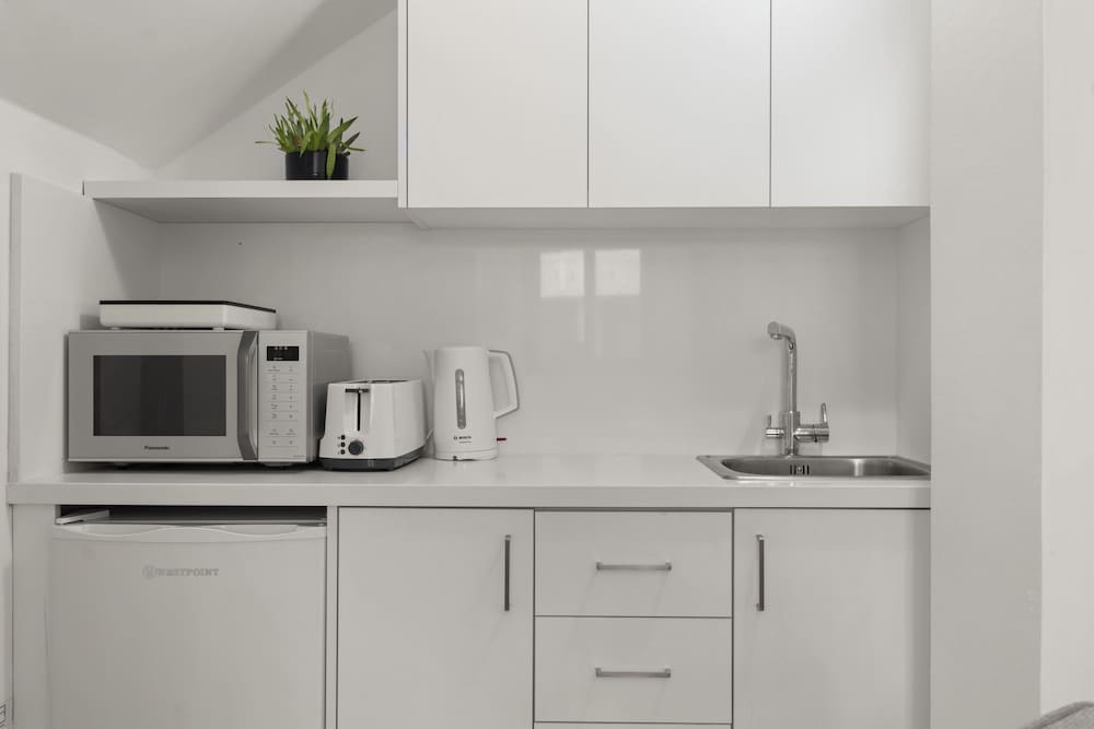 Phaedrus Living: Alkminis Seaside Suites Sand
