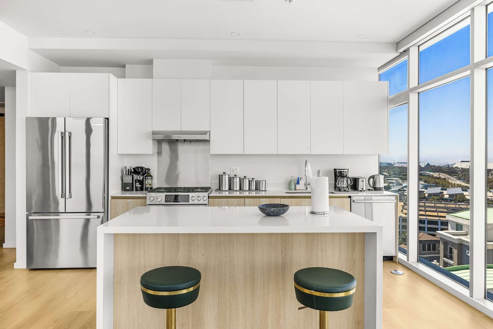 @marbella Lane - Chic 2BR Penthouse w/ Ocean Views