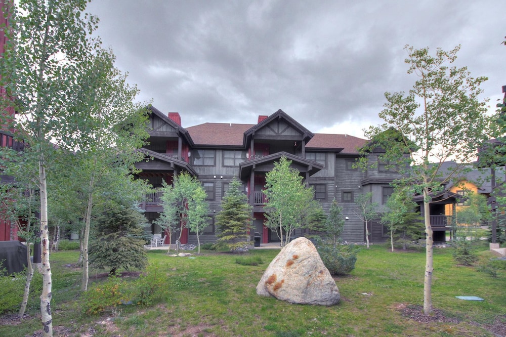 The Perfect Condo in West Village, Big Deck and next to the lift - CA1203 by RedAwning
