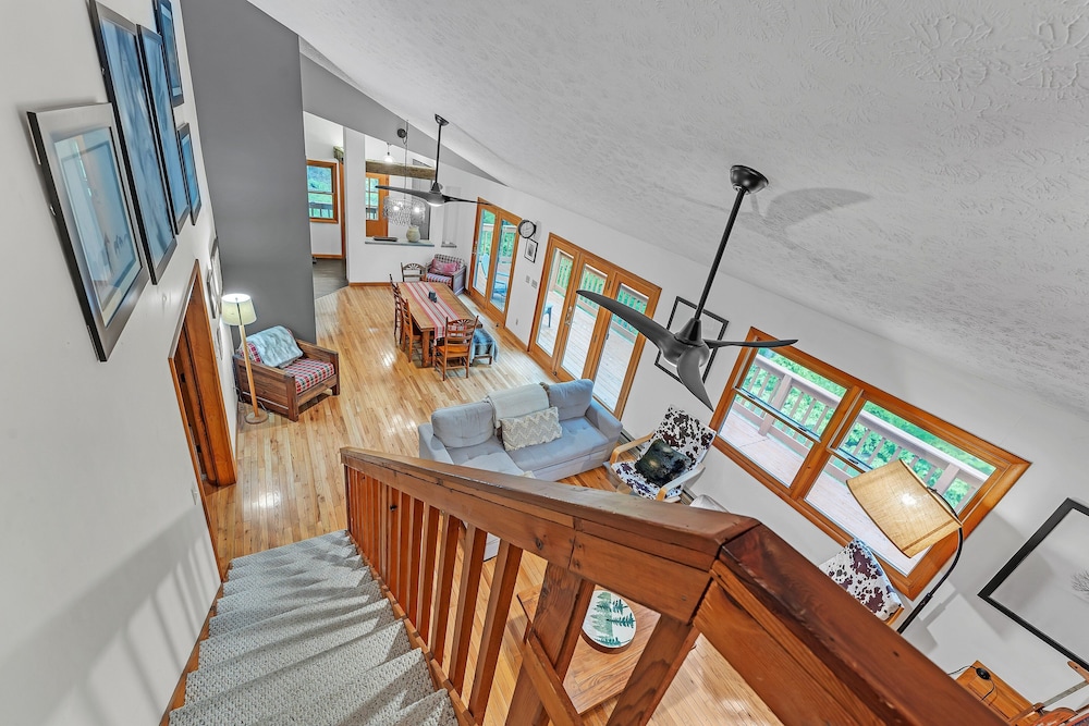 Modern Mountain Retreat Near Dolly Sods & Skiing 3 Bedroom Home