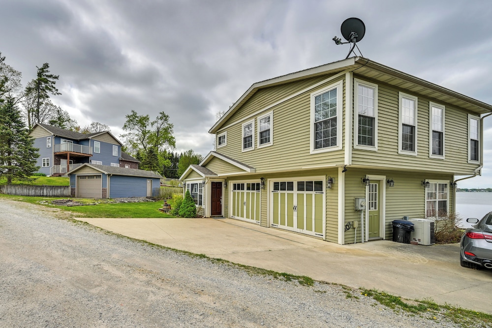 Scenic Views: Spacious Webster Lake House!