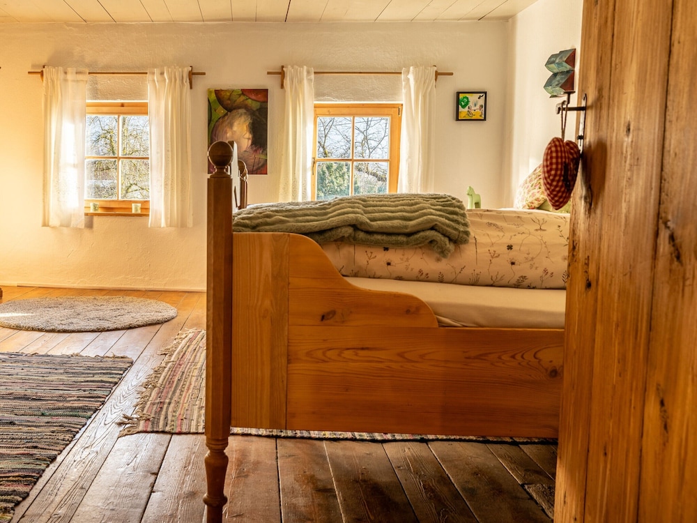 Historic Farmhouse: 200 Years old Meets new