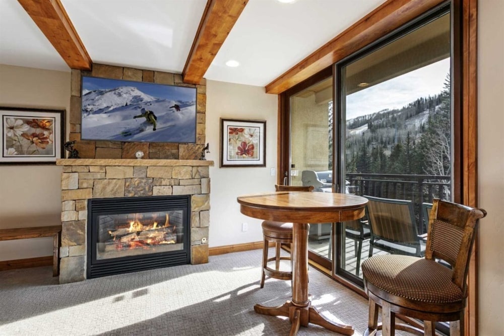 Centrally Located 3 BR in Lionshead Village w/ Pool, Walk to Lift!
