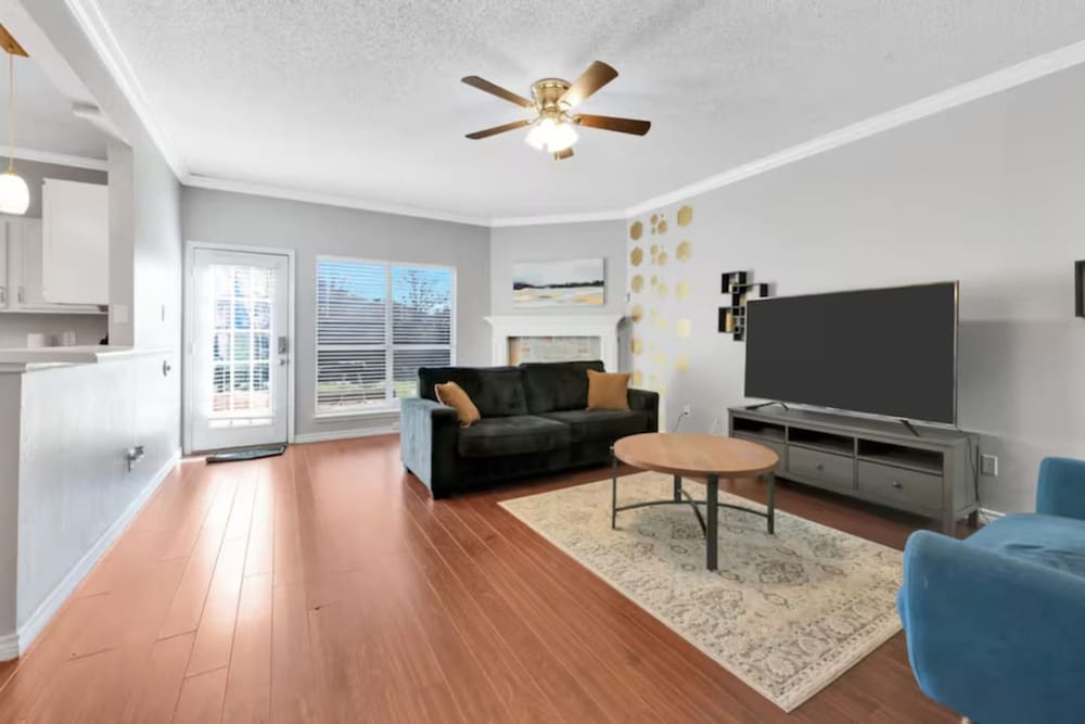 Frisco Castle 3BR Garage Parking Gated Backyard
