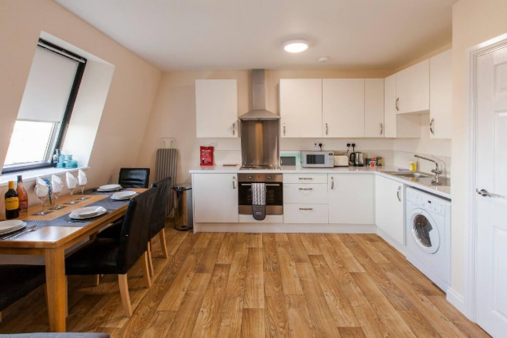 Stayzo Castle Point Apartments Premier Lodge view 4