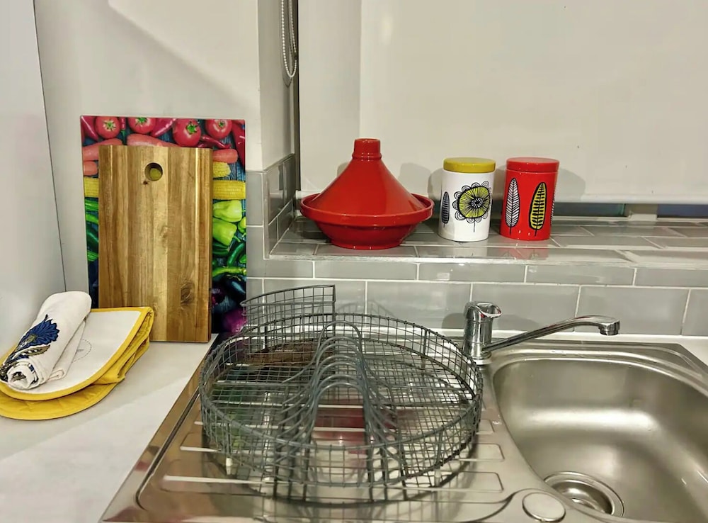 Modern Central Edwardian Apartment 4pp Private Ent