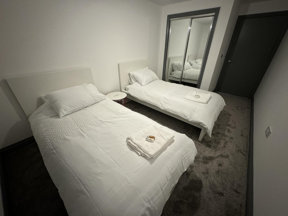 Luxurious 3 Bedroom Penthouse in City Centre view 2