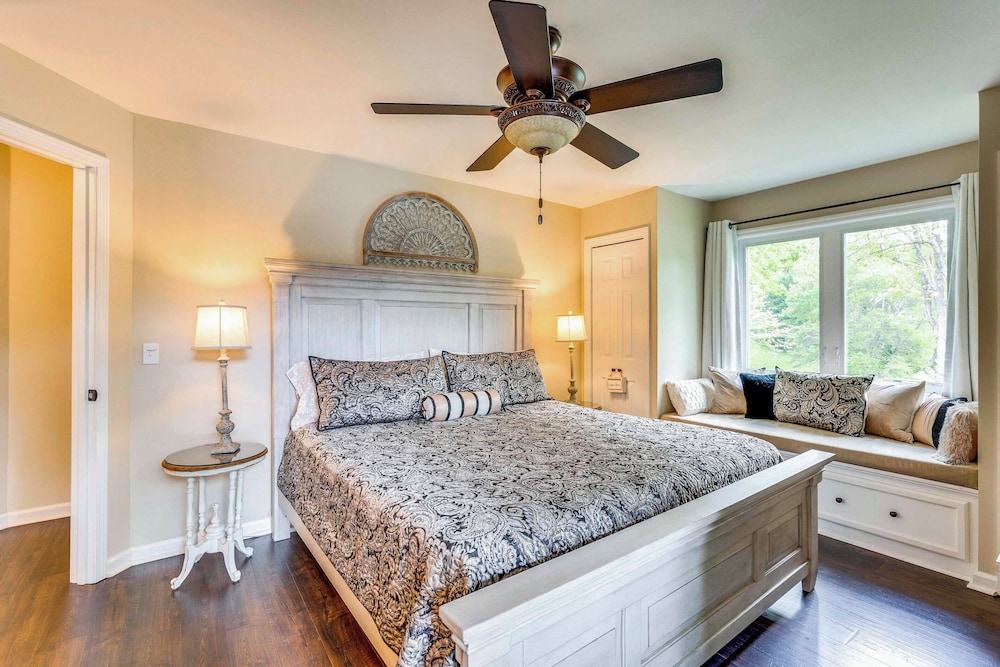 February Perks! Couples Getaway in Hayesville