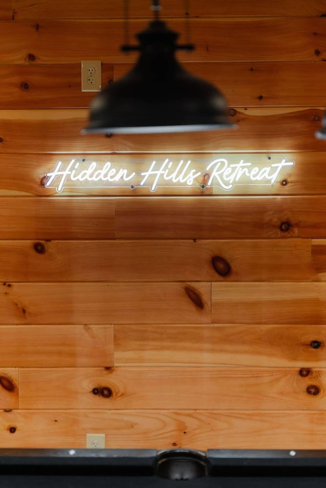 Sleeps 16! Luxury Cabin With Game Room & Hot Tub