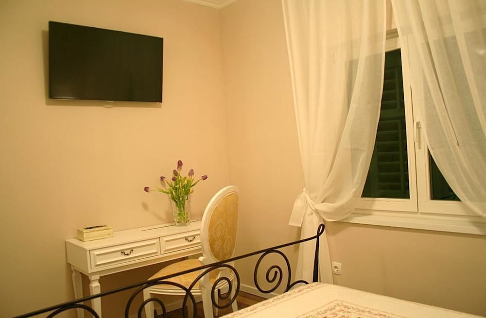 Banica Apartments & Rooms