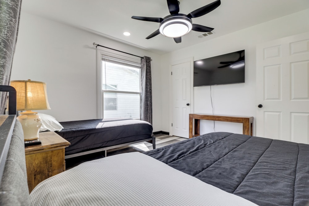 1 Mi to At&t Stadium: Family Home w/ Large Yard!
