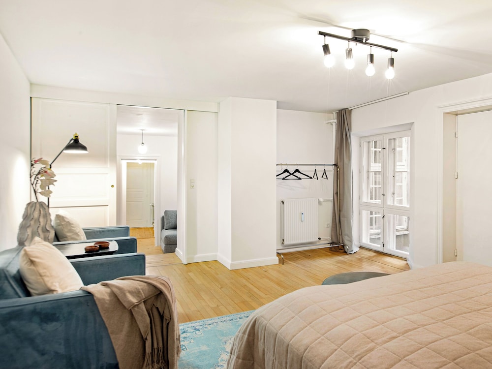 Sanders Tivoli 1- Lovely 2-bdr Apt Near Tivoli view 5