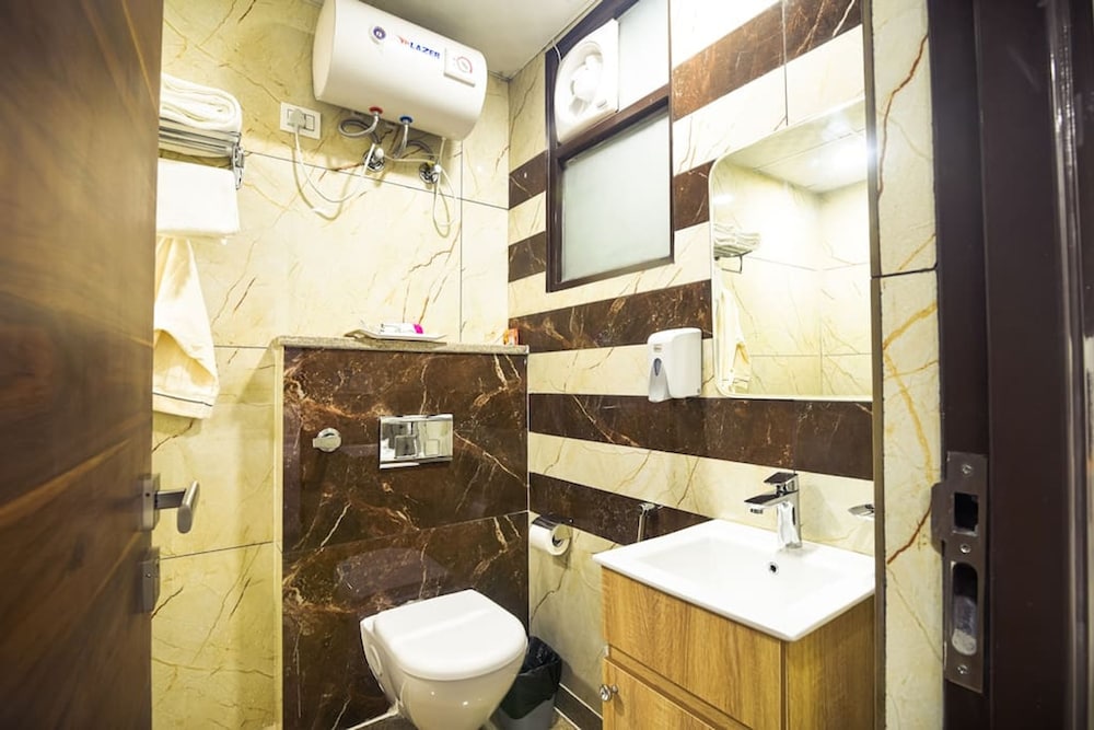 Studio Apartment With Patio gym Near Global Foyer