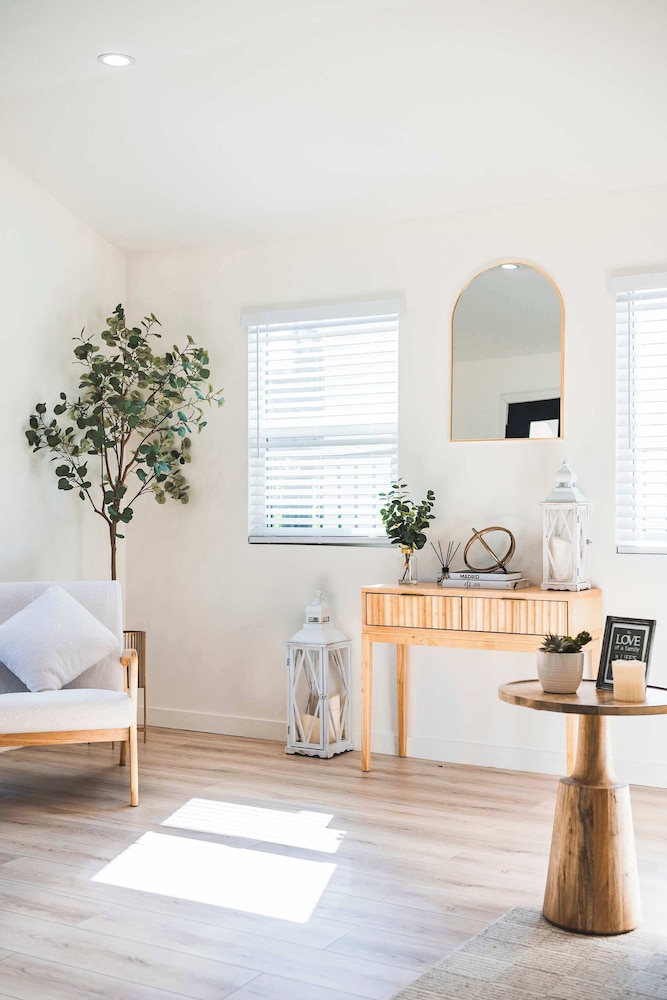 Not Affected by the Fire/spacious Modern Retreat w Luxury Amenities & Style