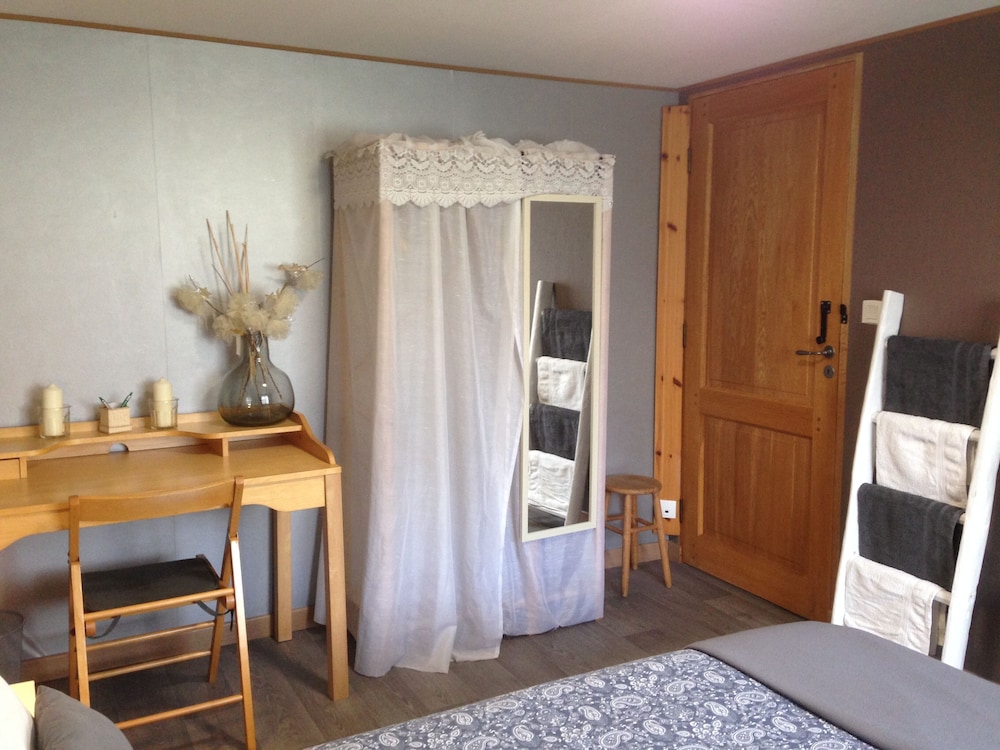 Chambres d'Hotes Hola en Laval — hotel room