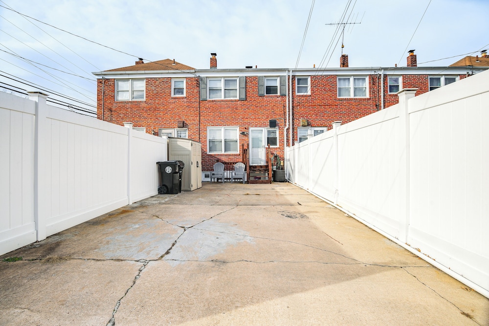 11 Mi to Downtown Baltimore: Middle River Townhome, photo 17