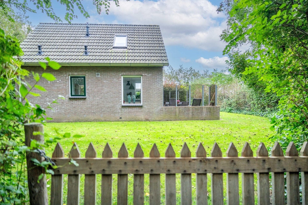 Tastefully and Modernly Furnished 5-person Bungalow