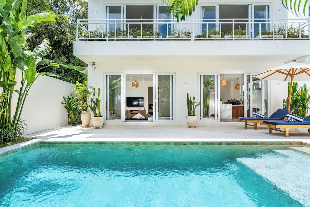 Eleven Villa Canggu - Calm Oasis with Pool and Privacy