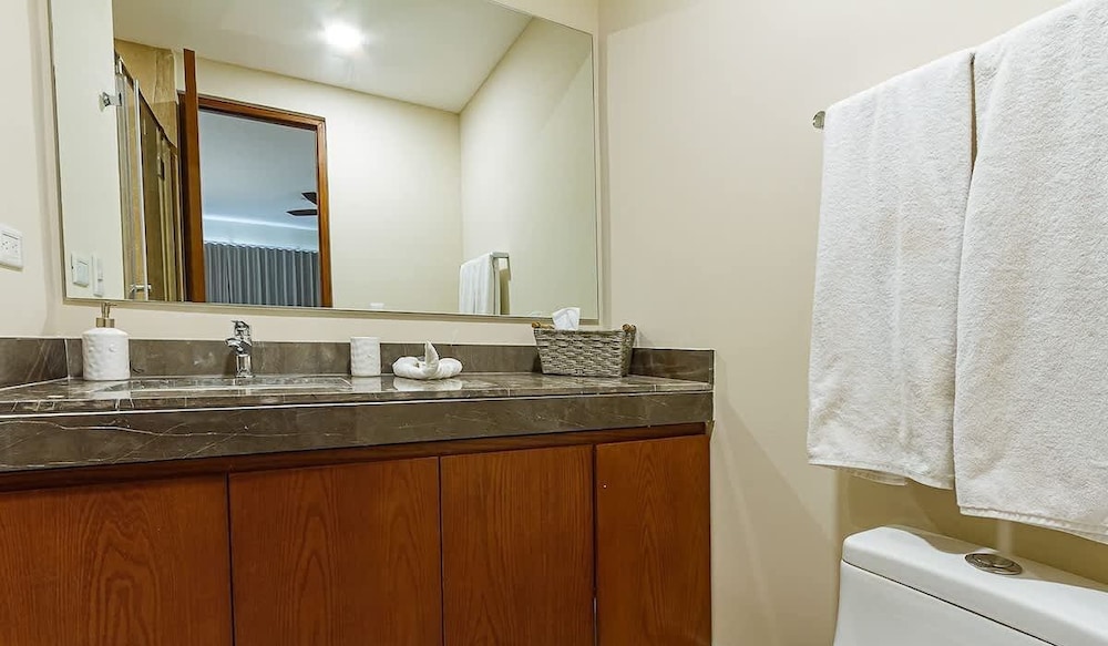 2 Br. Roof W/infinity Pool + Jacuzzi Spacious