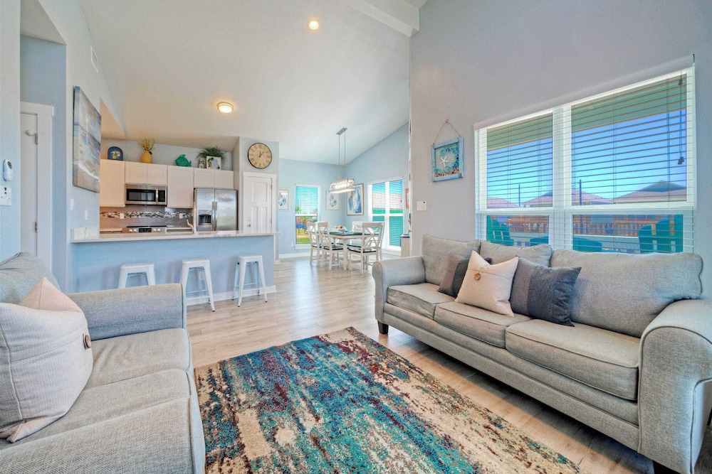 Family-friendly Beach Home Bbq, Patio & Fire Pit & Mins to Beach Bottom's Up by Avantstay