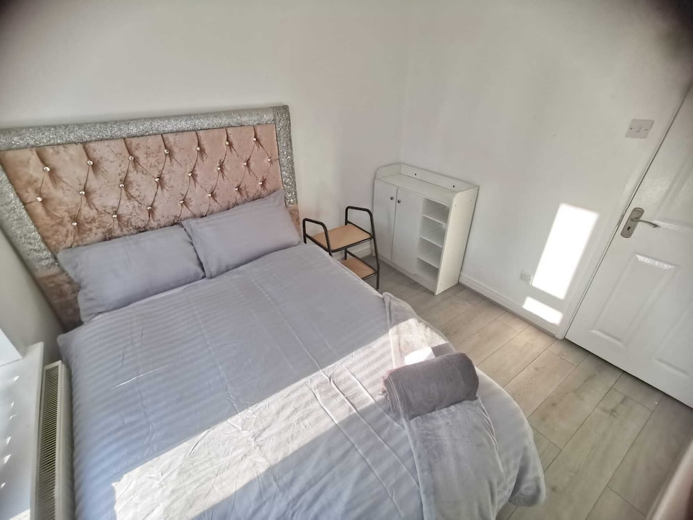 Charming 4-bed House in Manchester view 3