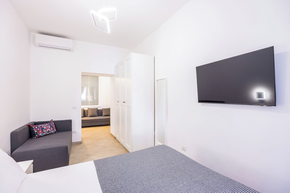 Chiaia Boutique Flat on Pedestrian Area by Napoliapartments