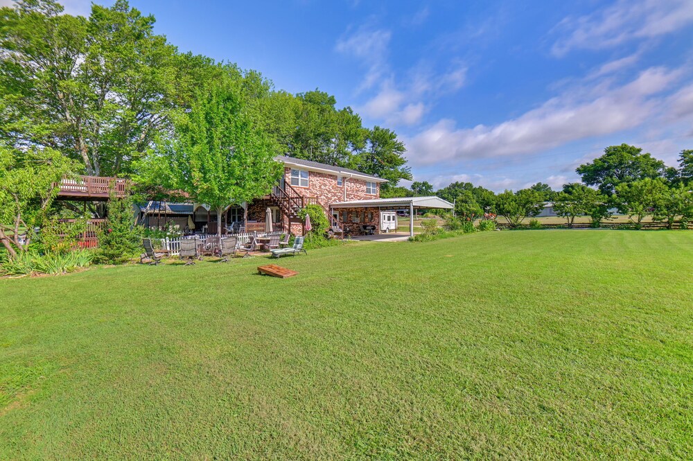 1 Mi to Boat Ramp: Lake Texoma Getaway w/ Deck