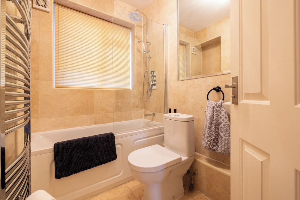 Mayfair 3-bed 6-guest W/patio & ac Berkeley Square
