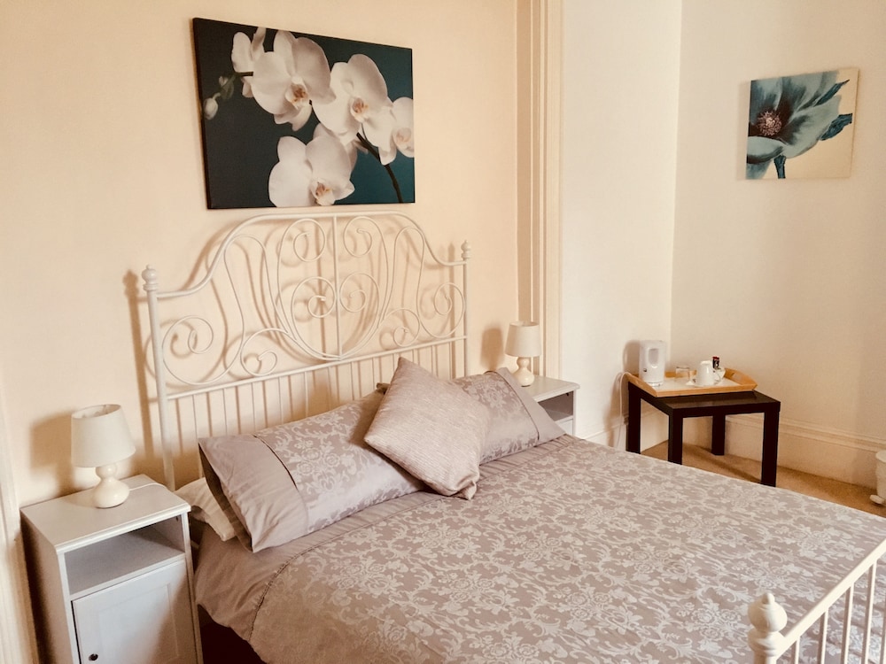 Hotel Bentons Guesthouse - Image 1